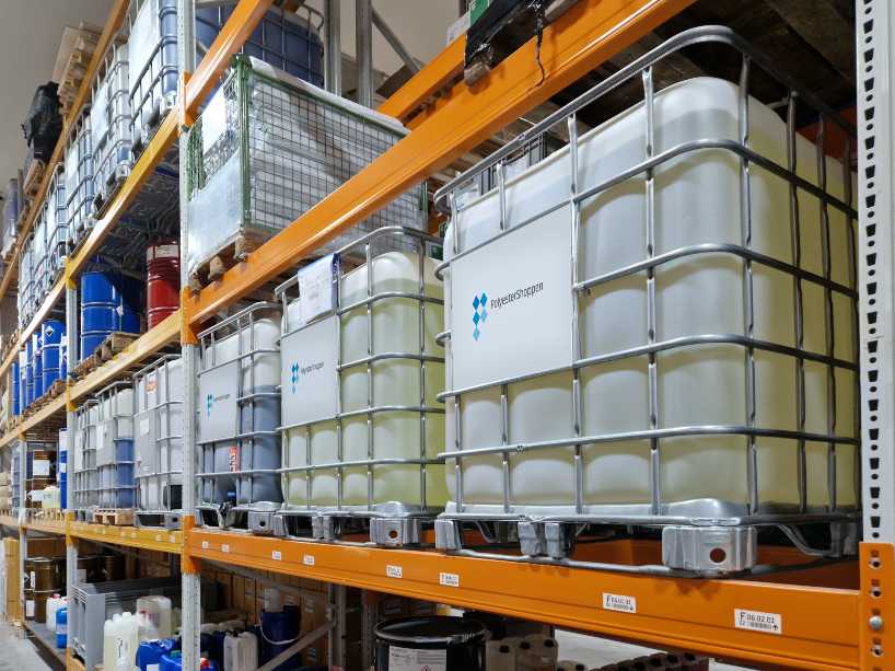 Bulkvoorraad en logistieke opslag bij Polyestershoppen