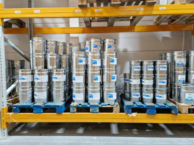 Afgevulde producten in verschillende verpakkingen in het magazijn