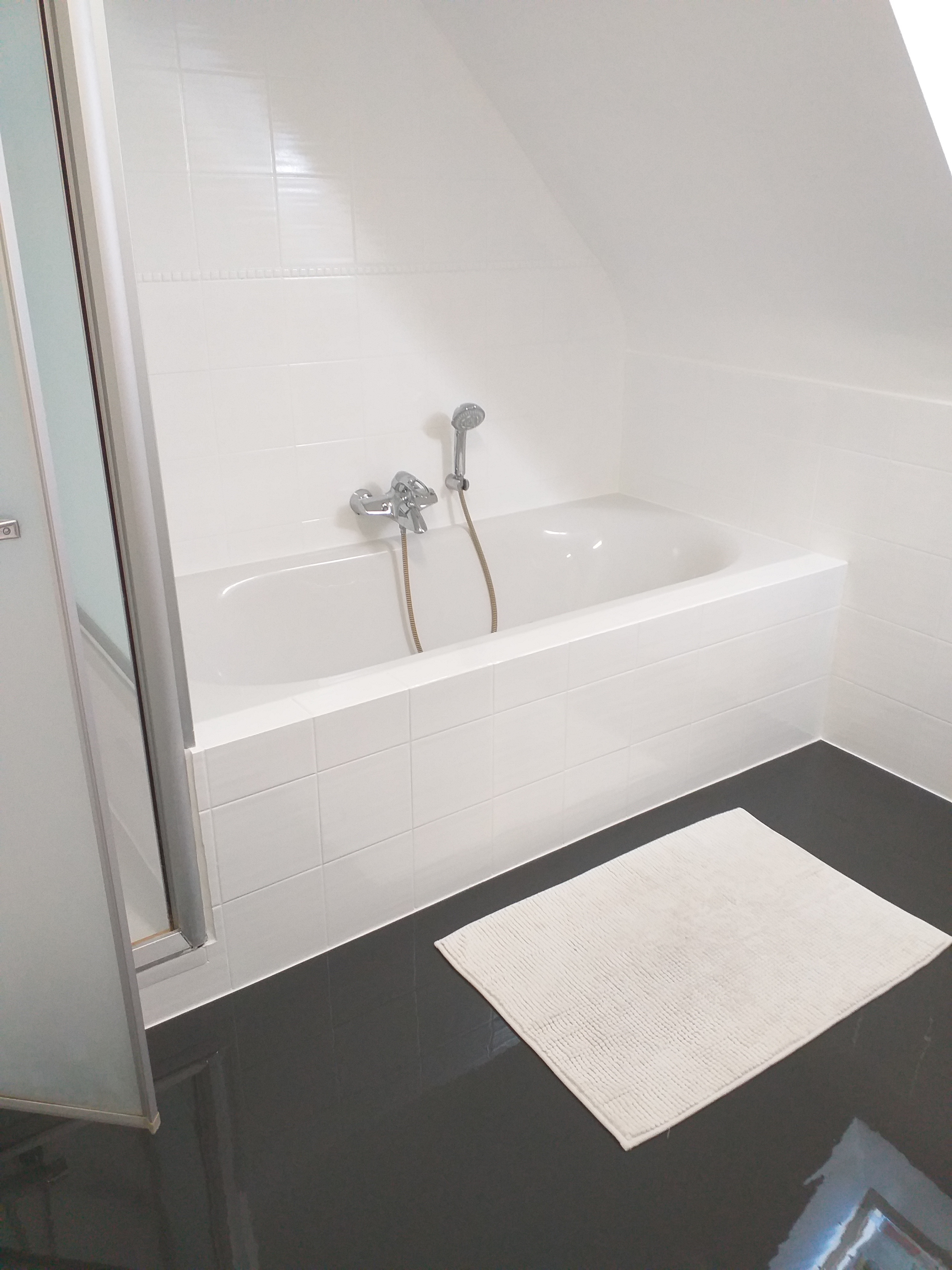 Strakke badkamer vloer met epoxy